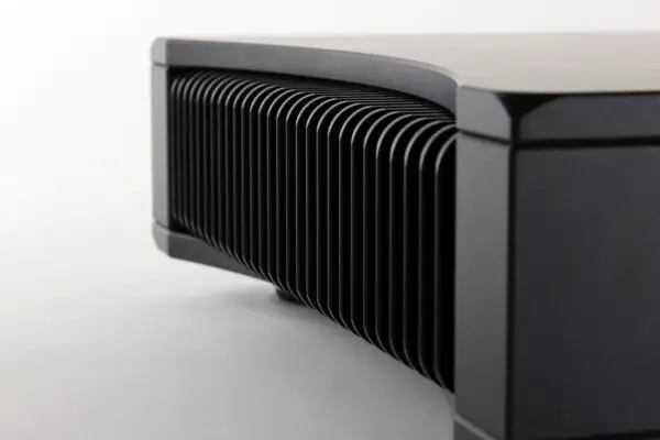 AETHOS-HEATSINK-DETAIL-1-scaled-1.jpg Rega - Aethos pojačalo