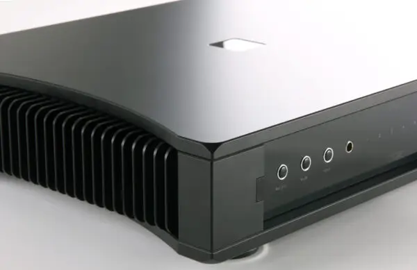AETHOS-ONSIDE-FRONT-AND-HEATSINK-DETAIL-1-scaled-1.jpg Rega - Aethos pojačalo