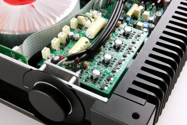AETHOS-TOP-OFF-PREAMP-AND-VOLUME-DETAIL-1-scaled-1.jpg Rega - Aethos pojačalo