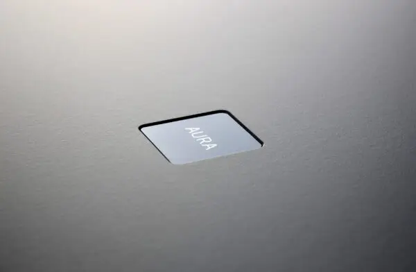 Aura-lid-badge-detail-v2-1-scaled-1.jpg Rega - Aura MC phono pretpojačalo