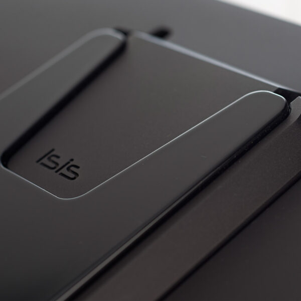 Detalj precizno obrađenog poklopca s ugraviranim Isis logotipom na Rega Valve Isis CD playeru.