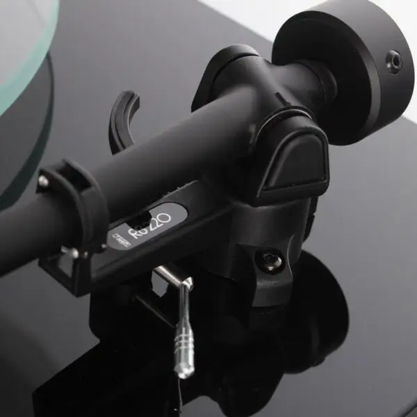 Rega - Planar 2 gramofon Black finiš i RB220 Rega - Planar 2 gramofon Black finiš i RB220