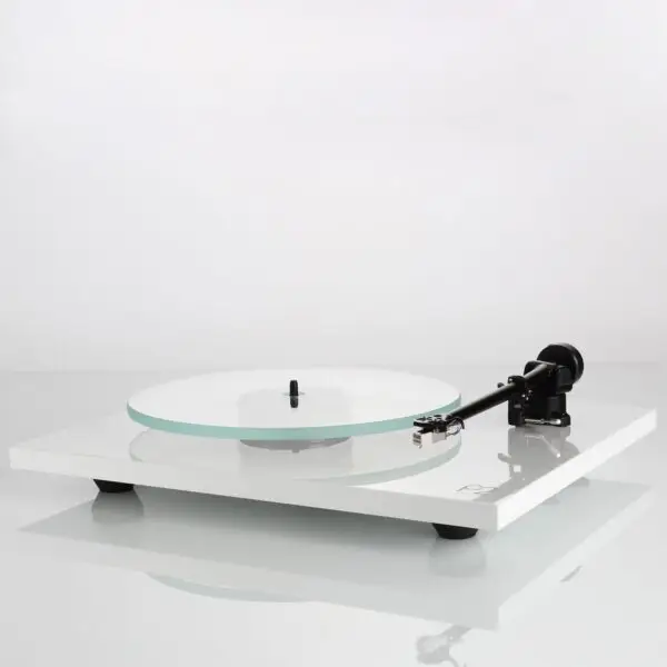 Rega - Planar 2 gramofon - White finiš Rega - Planar 2 gramofon - White finiš