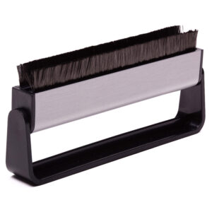 Analogis Brush 1 karbonska četkica za gramofon s preklopnim zaštitnim stalkom koji služi i kao ergonomska drška.
