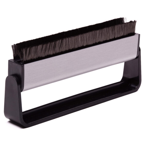 Analogis Brush 1 karbonska četkica za gramofon s preklopnim zaštitnim stalkom koji služi i kao ergonomska drška.
