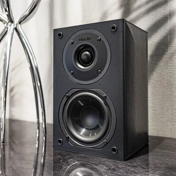 Indiana Line - Nota 240 x zvučnici black oak u prostoru Indiana Line - Nota 240 x zvučnici black oak u prostoru