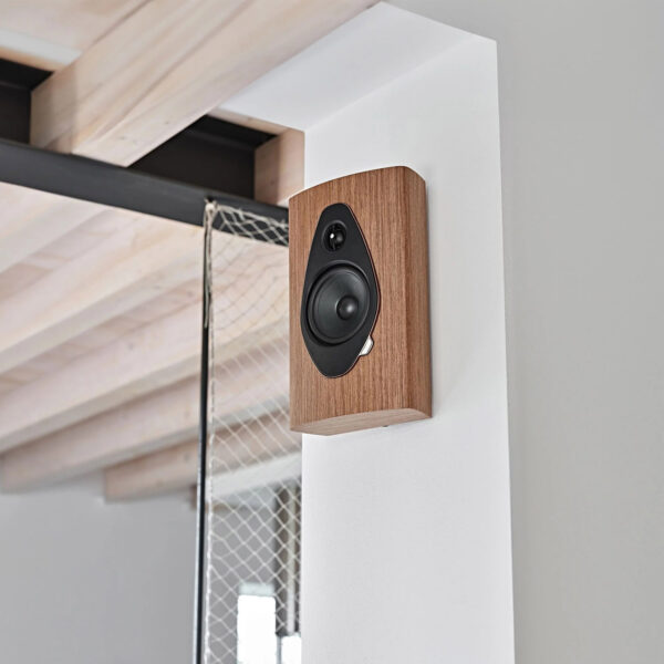 Sonus Faber - Sonetto Wall g2 zidni zvučnik walnut in room Sonus Faber - Sonetto Wall g2 zidni zvučnik walnut in room