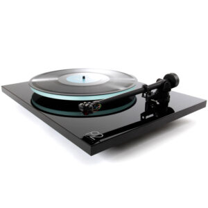 Rega Planar 2 High Gloss Black crni gramofon za ploče reprodukcija vinila analogni zvuk - Audio Dream