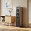 Indiana Line Nota 5 Light Oak zvučnik | Audio Dream Indiana Line Nota 5 Light Oak samostojeći zvučnik s prednjim bas-refleks otvorom u modernom interijeru.